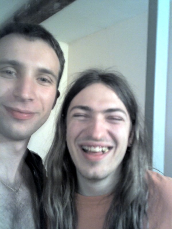 Совсем неубитый тромбонист и абсолютно неубитый барабанщик