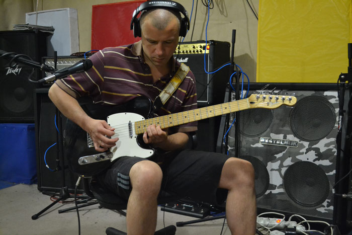 Guitar_(small).jpg
