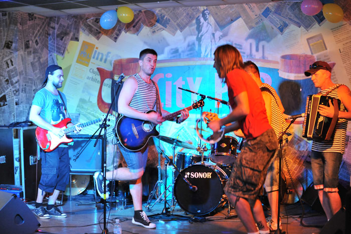 Buhar'est_band_(small).jpg